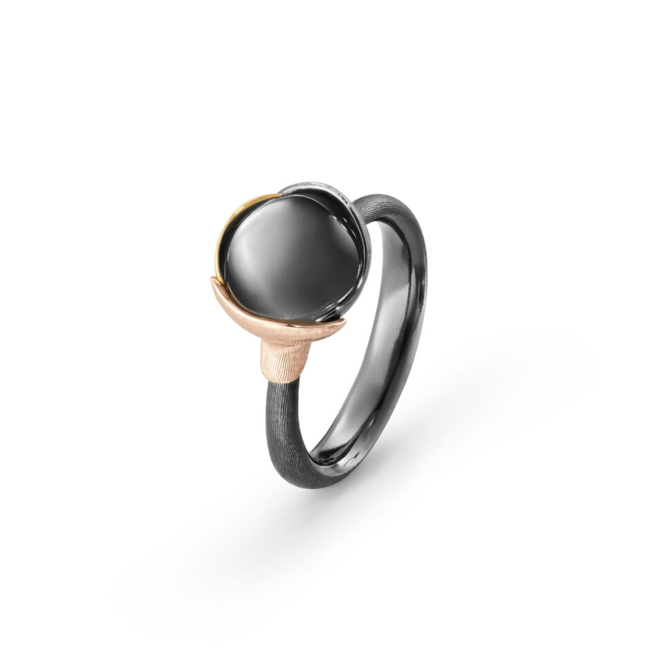 Ring, Lotus 1 Grå Månesten oksidert sølv, gult gull og roségull