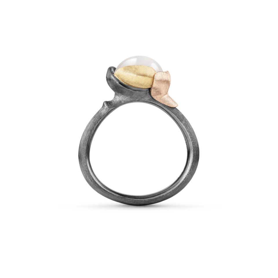 Ring, Lotus 1 Hvit Månesten oksidert sølv, gult gull og roségull