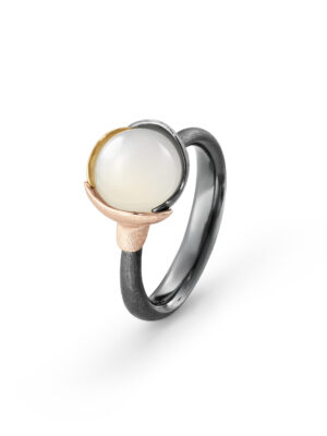 Ring, Lotus 1 Hvit Månesten oksidert sølv, gult gull og roségull