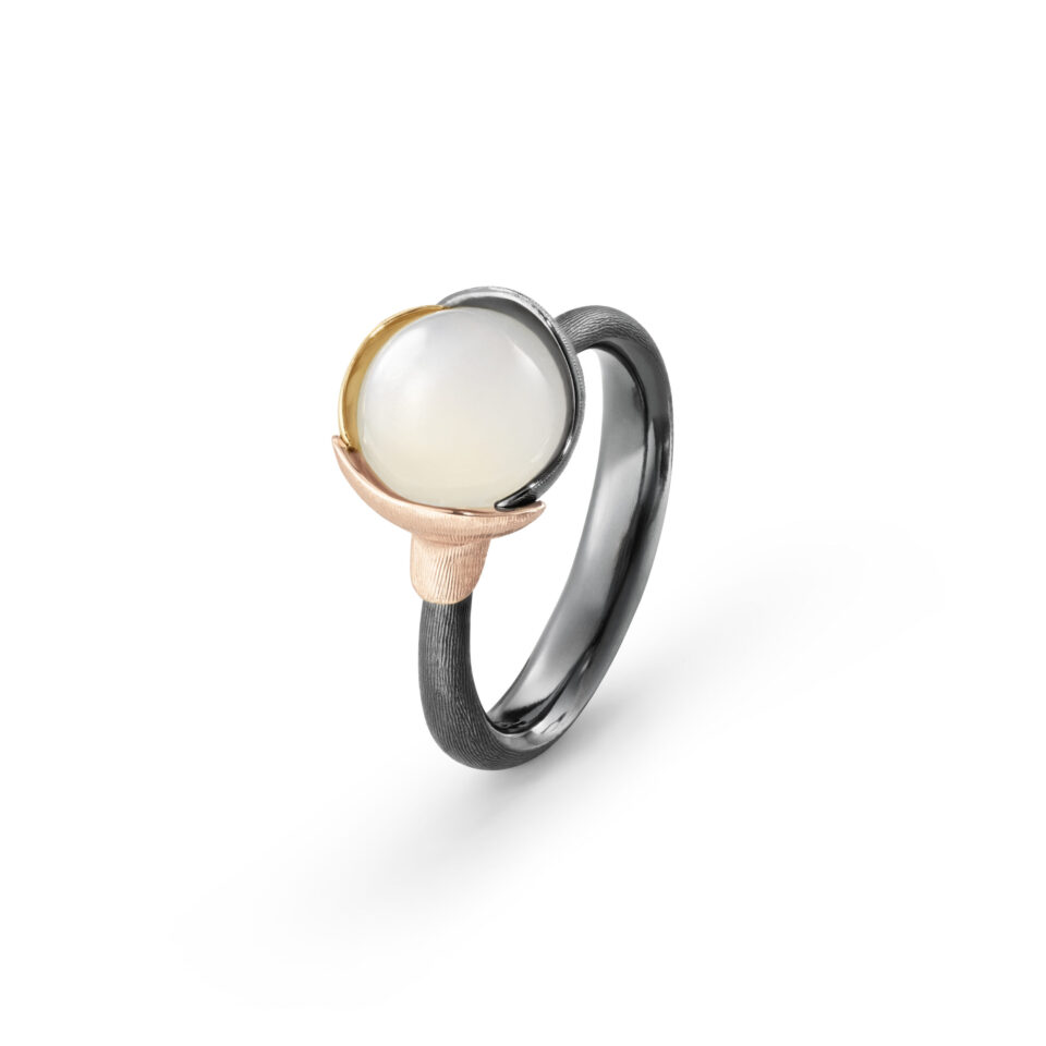 Ring, Lotus 1 Hvit Månesten oksidert sølv, gult gull og roségull