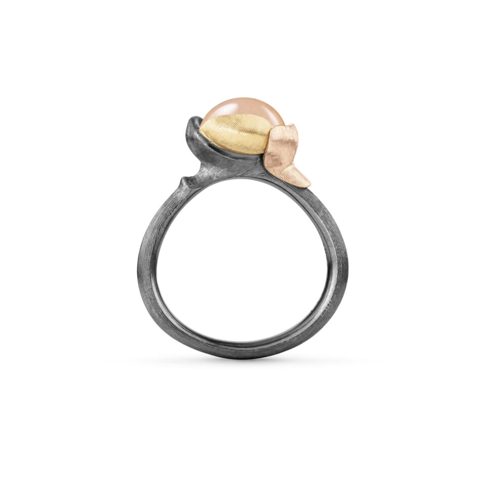 Ring, Lotus 1 Blush Månesten oksidert sølv, gult gull og roségull
