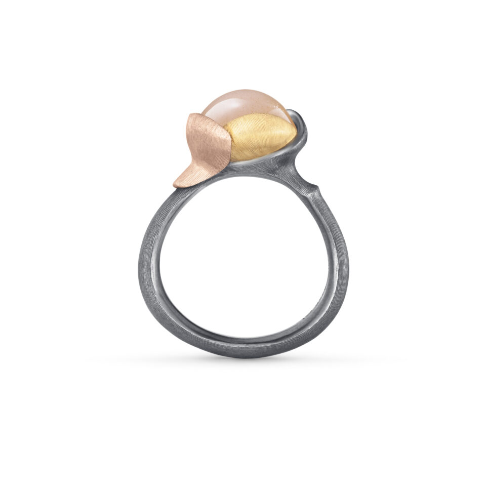 Ring, Lotus 2 Blush Månesten oksidert sølv, gult gull og roségull
