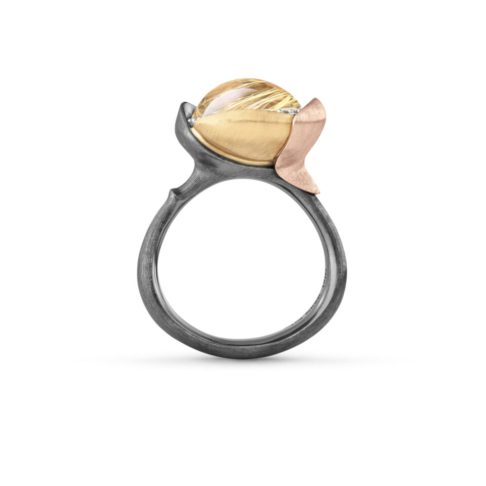 Ring, Lotus 3 Rutilkvarts oksidert sølv, gult gull og roségull 0,05 ct TW.VS.