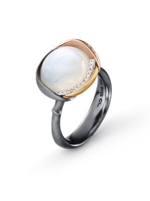 Ring, Lotus 3 Hvit Månesten oksidert sølv, gult gull og roségull 0,05 ct TW.VS.
