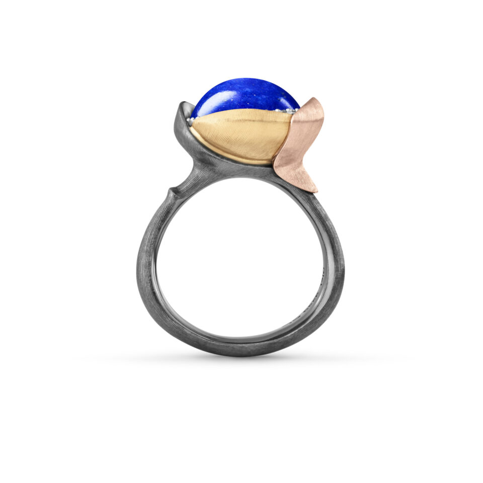 Ring, Lotus 3 Lapis Lazuli oksidert sølv, gult gull og roségull 0,05 ct TW.VS.