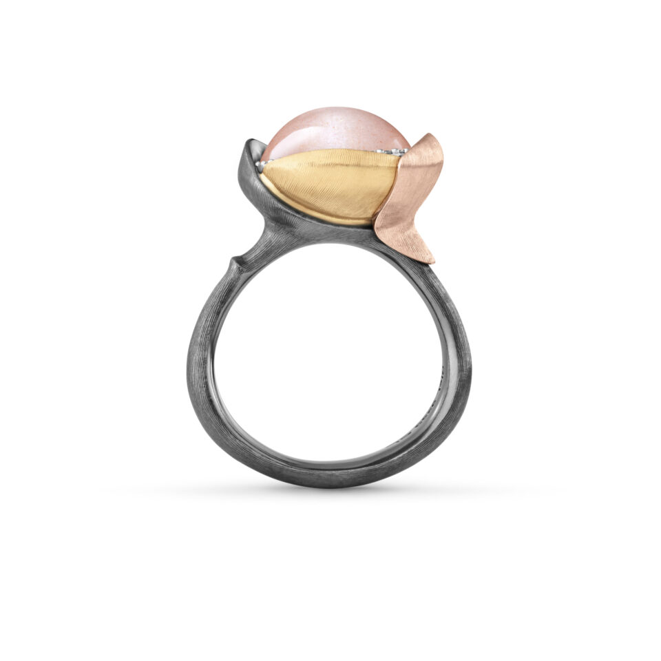 Ring, Lotus 3 Blush Månesten oksidert sølv, gult gull og roségull 0,05 ct TW.VS.
