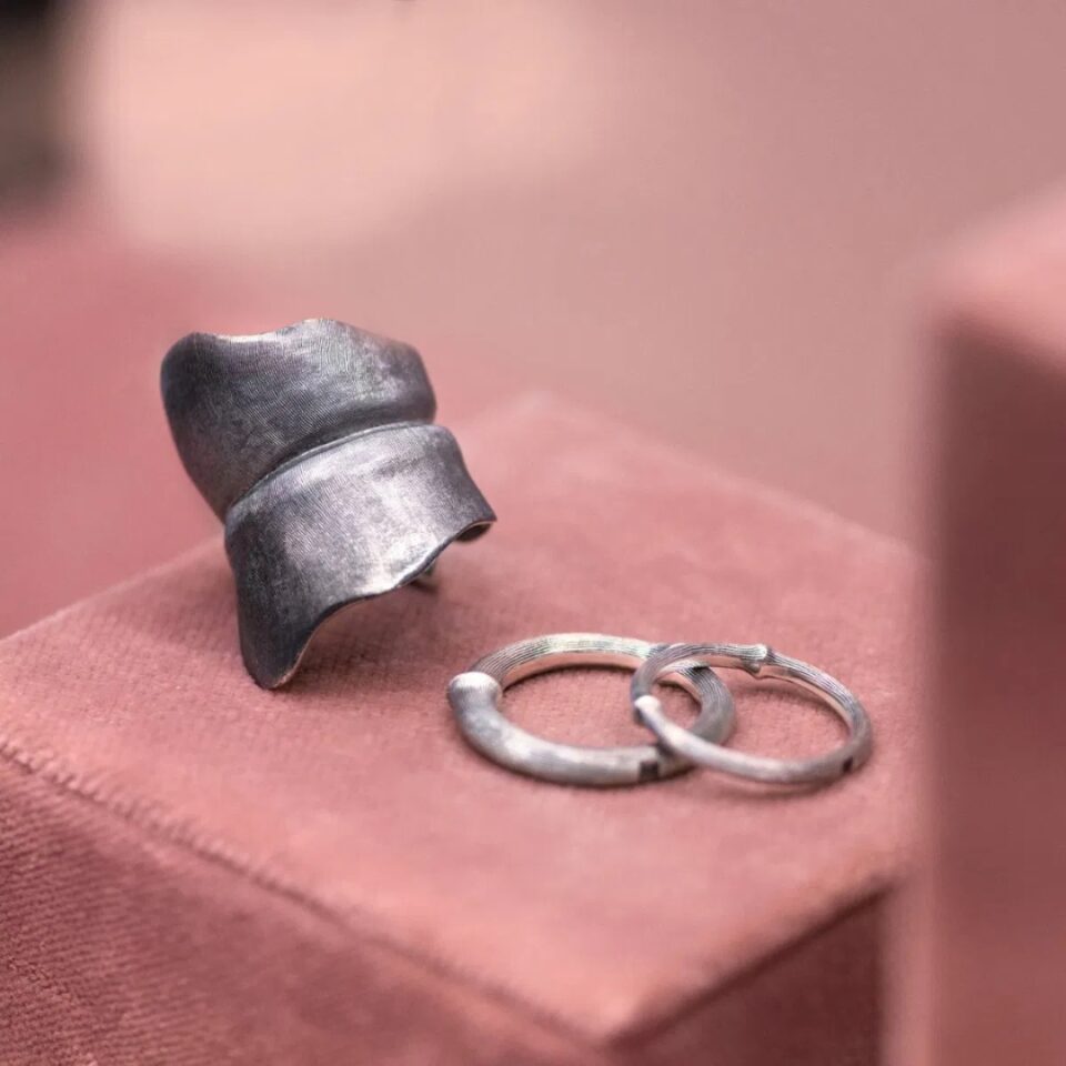 Ring, Leaves stor oksidert sølv