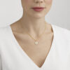 GEORG JENSEN - HALSKJEDE, DAISY ANHENG LITEN FORGYLT SØLV MED HVIT EMALJE OG DIAMANTER 0,05 CT. -STYLING