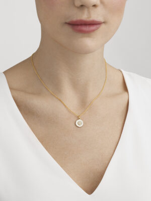 GEORG JENSEN - HALSKJEDE, DAISY ANHENG LITEN FORGYLT SØLV MED HVIT EMALJE OG DIAMANTER 0,05 CT. -STYLING
