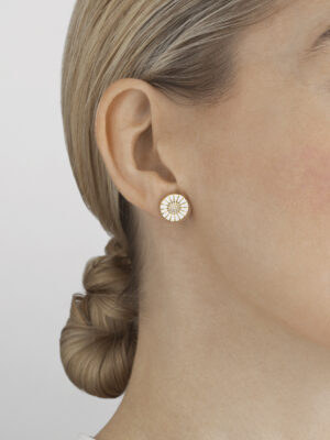 GEORG JENSEN - ØREPYNT, DAISY FORGYLT SØLV MED HVIT EMALJE OG DIAMANTER 0,10 CT. - STYLING