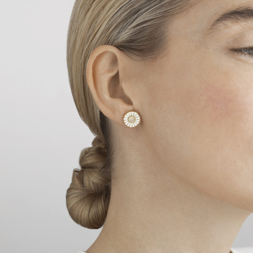 GEORG JENSEN - ØREPYNT, DAISY FORGYLT SØLV MED HVIT EMALJE OG DIAMANTER 0,10 CT. - STYLING