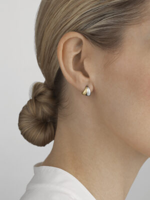 GEORG JENSEN - ØREDOBBER, CURVE SMÅ ØRERINGER GULT GULL OG SØLV - STYLING