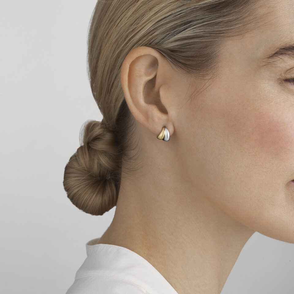 GEORG JENSEN - ØREDOBBER, CURVE SMÅ ØRERINGER GULT GULL OG SØLV - STYLING