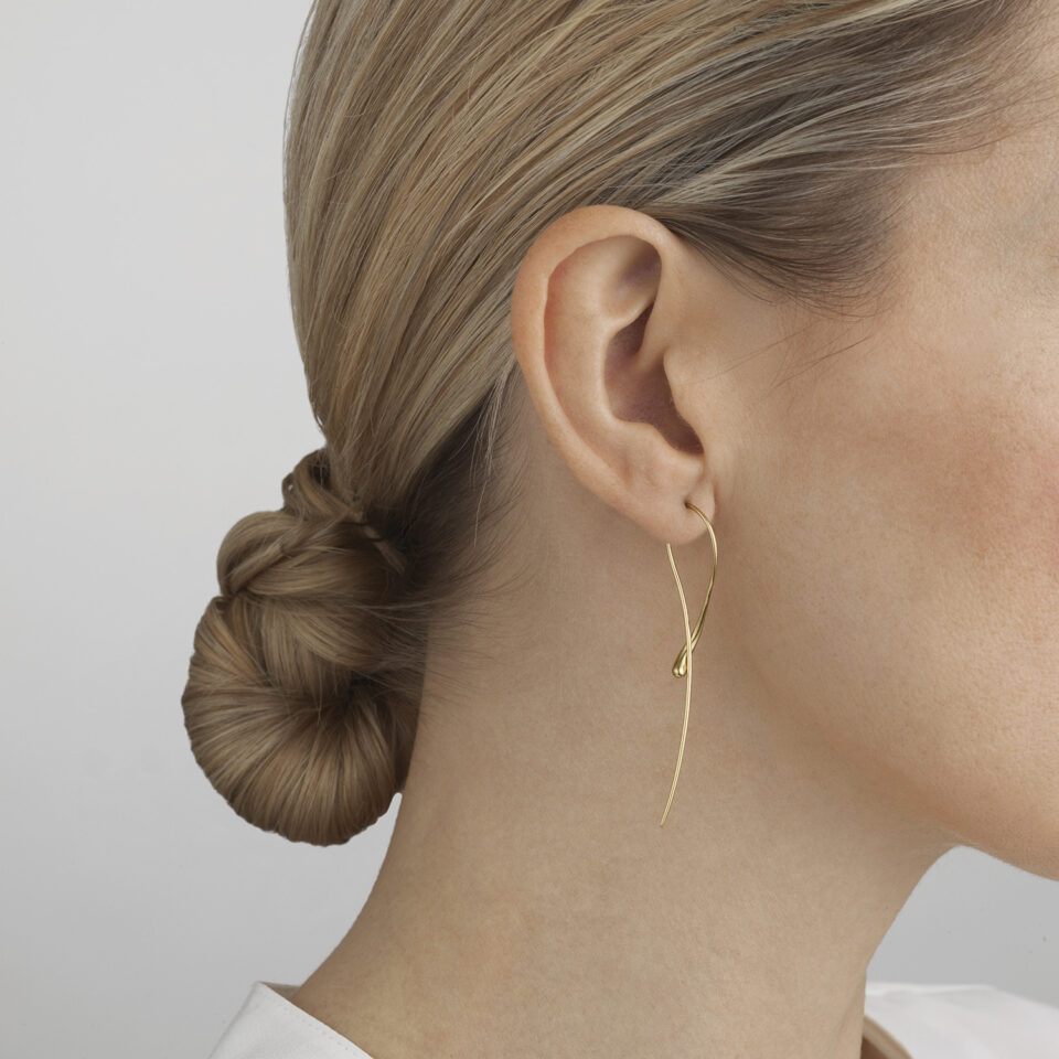 GEORG JENSEN - ØREDOBBER, MERCY TWIST ØRERINGER LANGE GULT GULL - STYLING