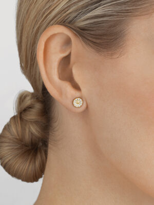 GEORG JENSEN - ØREDOBBER, DAISY MINI FORGYLT SØLV MED HVIT EMALJE - STYLING