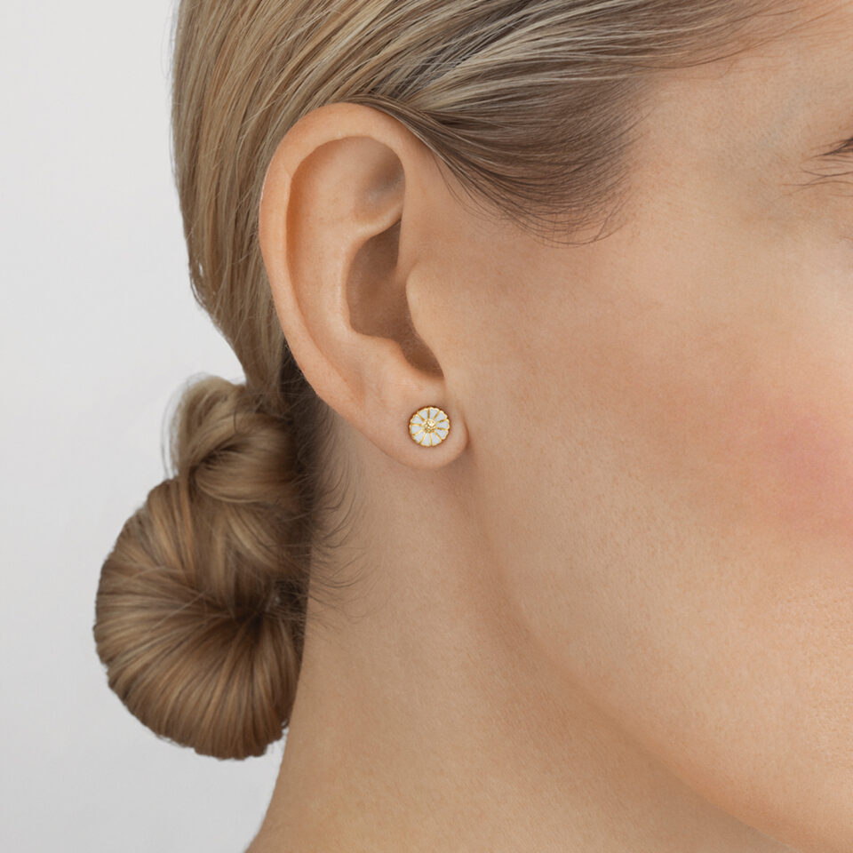 GEORG JENSEN - ØREDOBBER, DAISY MINI FORGYLT SØLV MED HVIT EMALJE - STYLING