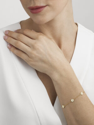 GEORG JENSEN - ARMBÅND, DAISY MINI FORGYLT SØLV MED HVIT EMALJE - STYLING