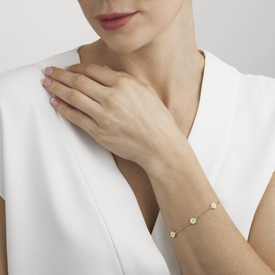 GEORG JENSEN - ARMBÅND, DAISY MINI FORGYLT SØLV MED HVIT EMALJE - STYLING