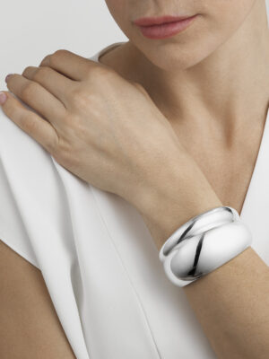 GEORG JENSEN - ARMRING, CURVE BANGLE MEDIUM SØLV - STYLING