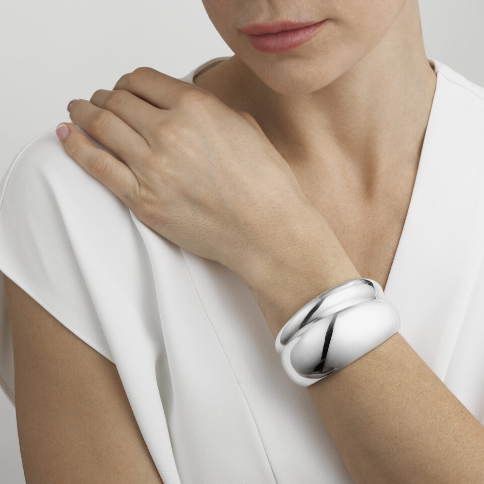 GEORG JENSEN - ARMRING, CURVE BANGLE MEDIUM SØLV - STYLING