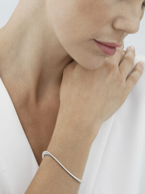 GEORG JENSEN - ARMRING, OFFSPRING BANGLE SMAL ÅPEN SØLV - STYLING
