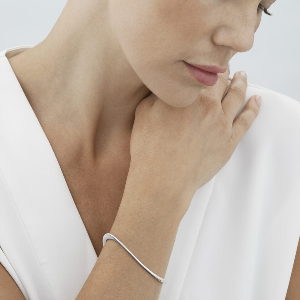 GEORG JENSEN - ARMRING, OFFSPRING BANGLE SMAL ÅPEN SØLV - STYLING