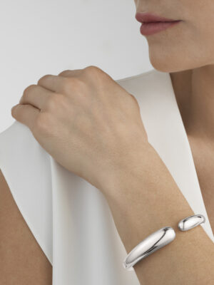 GEORG JENSEN - ARMRING, MERCY BANGLE HENGSLET SØLV - STYLING