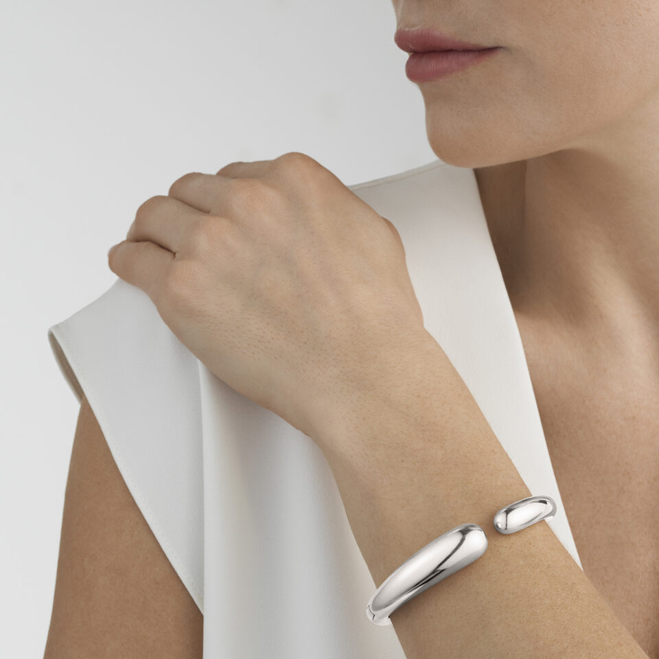GEORG JENSEN - ARMRING, MERCY BANGLE HENGSLET SØLV - STYLING