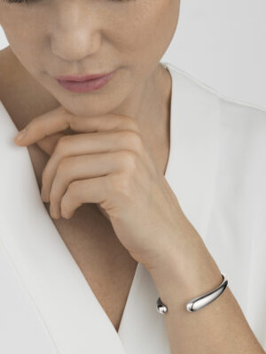 GEORG JENSEN - ARMRING, MERCY BANGLE ÅPEN SØLV - STYLING