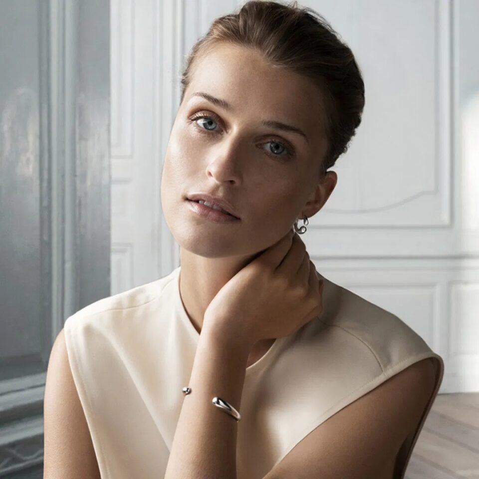 GEORG JENSEN - ARMRING, MERCY BANGLE ÅPEN SØLV - STYLING