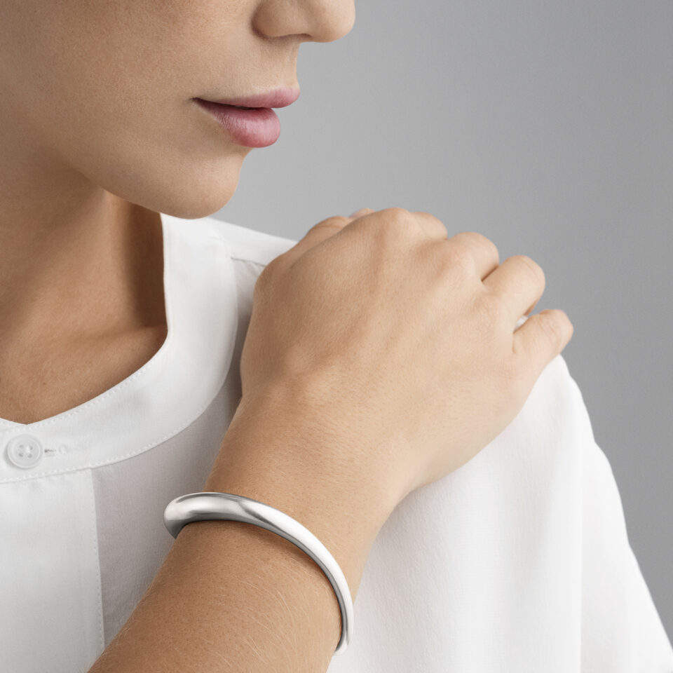 GEORG JENSEN - ARMRING, OFFSPRING BANGLE ÅPEN SØLV - STYLING