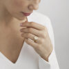 GEORG JENSEN - RING, DAISY LITEN FORGYLT SØLV MED HVIT EMALJE - STYLING