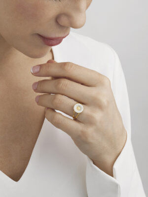 GEORG JENSEN - RING, DAISY LITEN FORGYLT SØLV MED HVIT EMALJE - STYLING