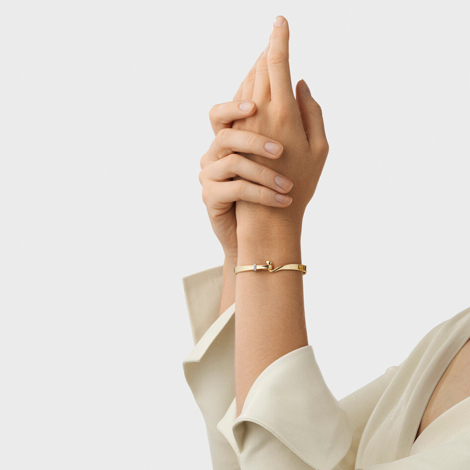 GEORG JENSEN - ARMRING, TORUN BANGLE GULT GULL MED DIAMANTER 0,08 CT. - STYLING HENNE