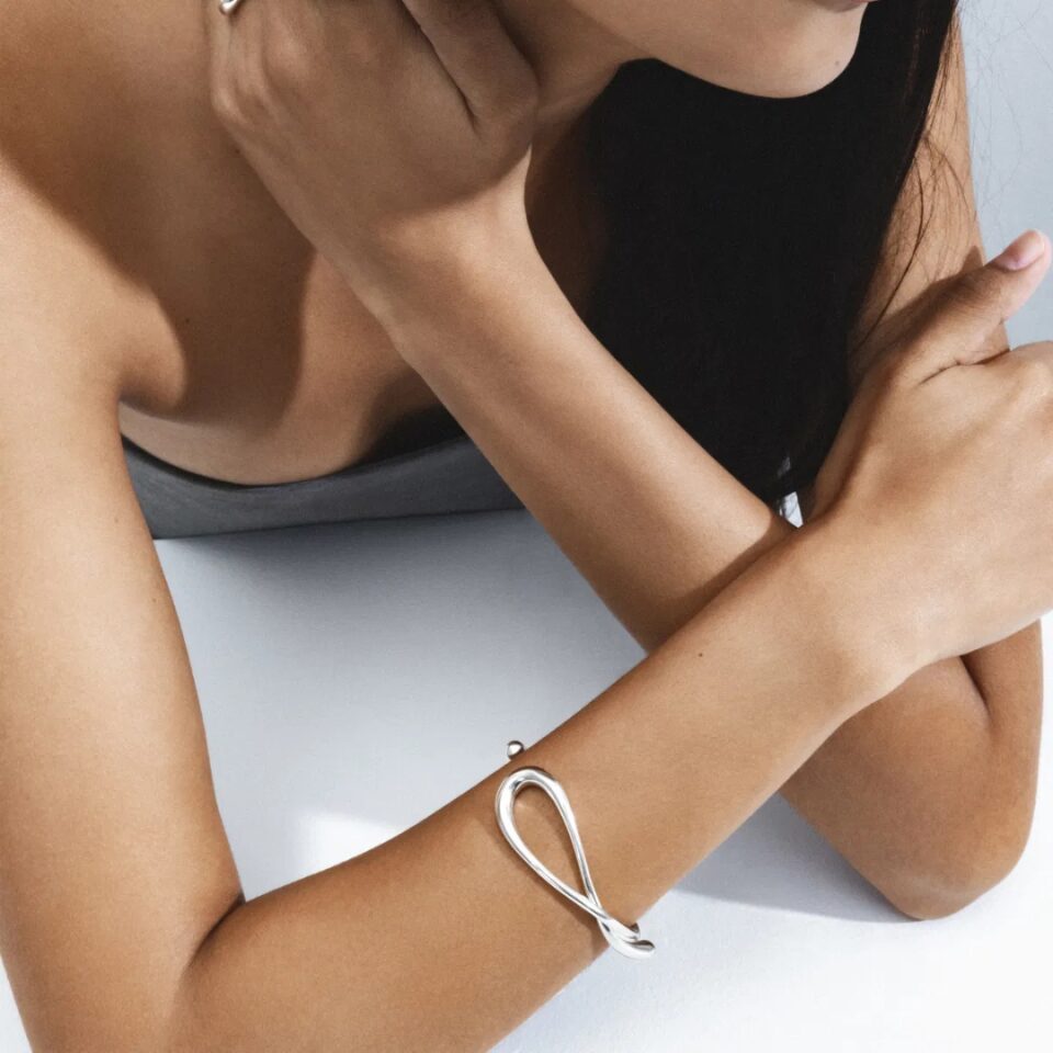 GEORG JENSEN - ARMRING, MERCY BANGLE TWIST SØLV - STYLING