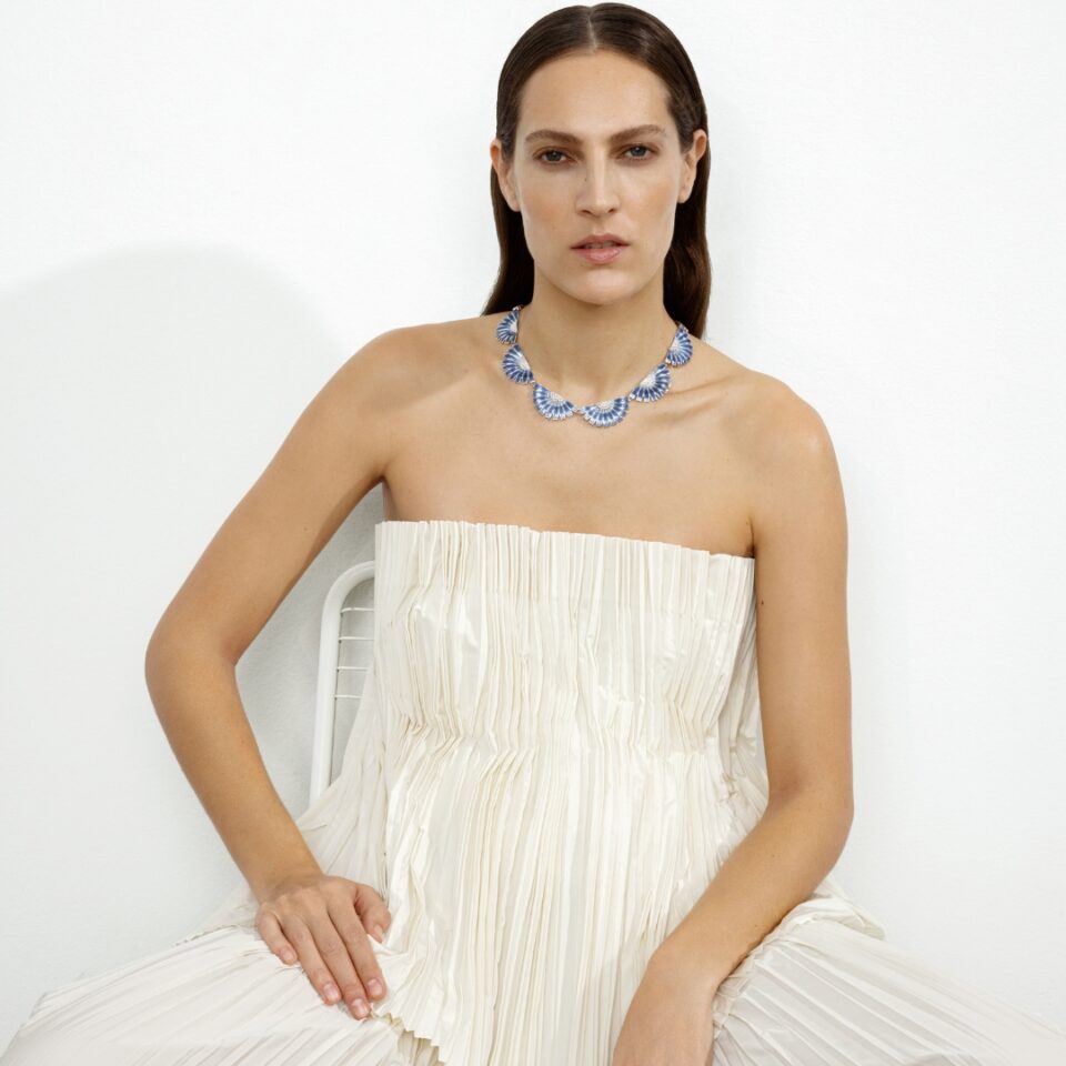 GEORG JENSEN - HALSKJEDE, DAISY STATEMENT COLLIER SØLV MED BLÅ EMALJE - STYLING
