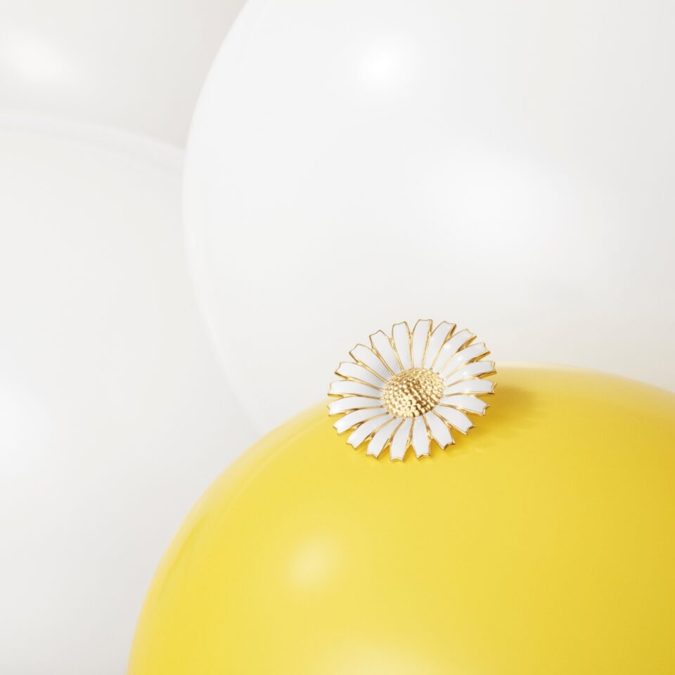 GEORG JENSEN - BROSJE, DAISY MINNEBROSJE FORGYLT SØLV MED HVIT EMALJE - DETALJER