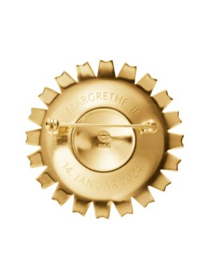 GEORG JENSEN - BROSJE, DAISY MINNEBROSJE FORGYLT SØLV MED HVIT EMALJE - DETALJER BAK