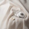 GEORG JENSEN - BROSJE, DAISY MINNEBROSJE FORGYLT SØLV MED HVIT EMALJE - INSPIRASJON