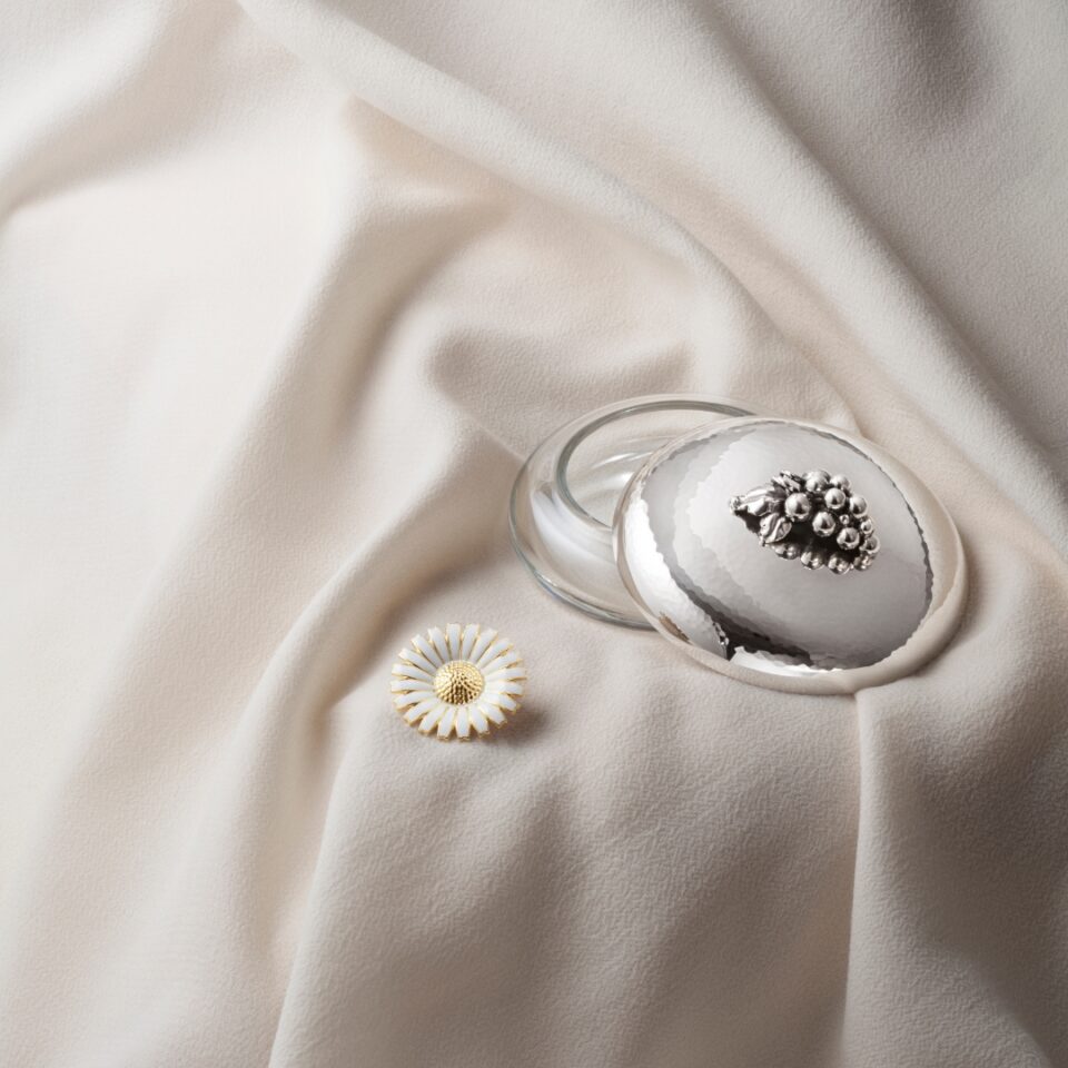 GEORG JENSEN - BROSJE, DAISY MINNEBROSJE FORGYLT SØLV MED HVIT EMALJE - INSPIRASJON