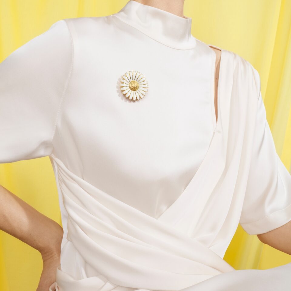 GEORG JENSEN - BROSJE, DAISY MINNEBROSJE FORGYLT SØLV MED HVIT EMALJE - STYLING