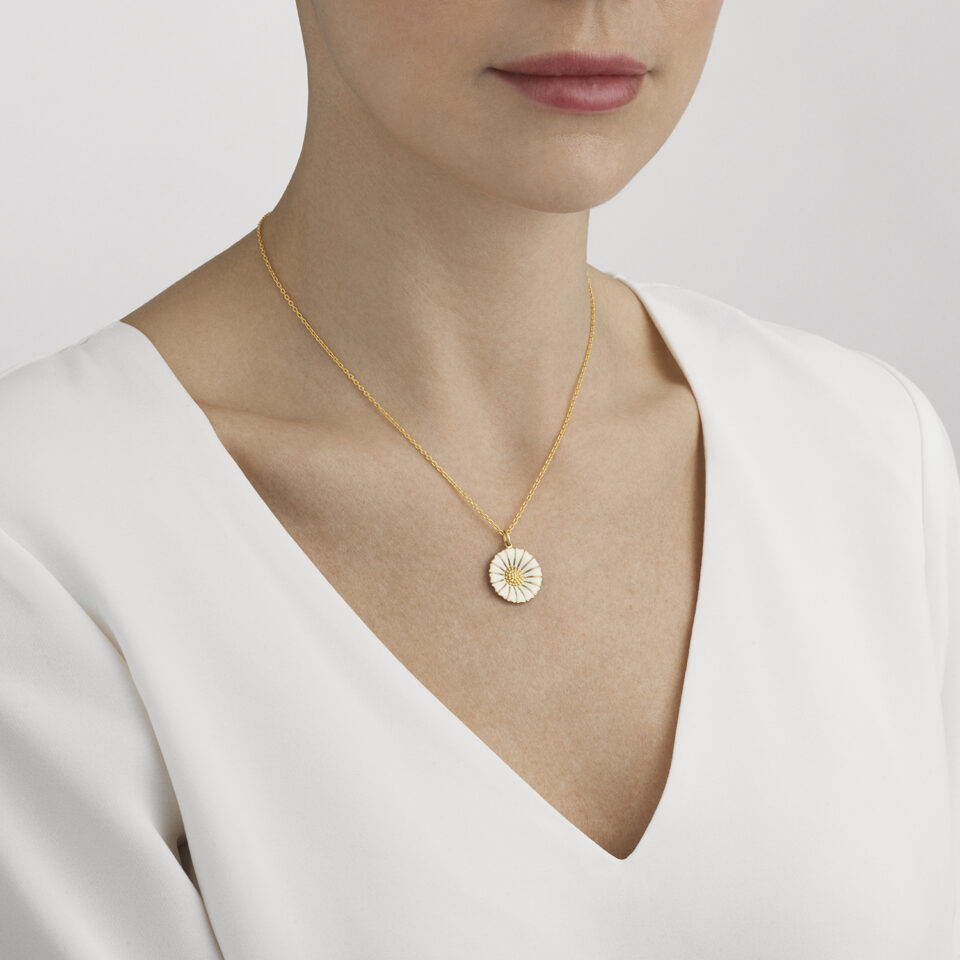 GEORG JENSEN - HALSKJEDE, DAISY ANHENG STOR FORGYLT SØLV MED HVIT EMALJE - STYLING