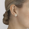 GEORG JENSEN - ØREPYNT, DAISY FORGYLT SØLV MED HVIT EMALJE - STYLING