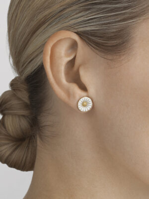 GEORG JENSEN - ØREPYNT, DAISY FORGYLT SØLV MED HVIT EMALJE - STYLING