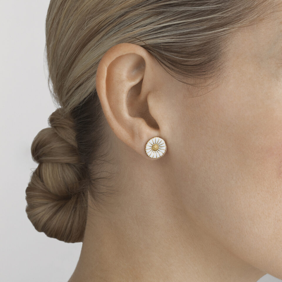 GEORG JENSEN - ØREPYNT, DAISY FORGYLT SØLV MED HVIT EMALJE - STYLING