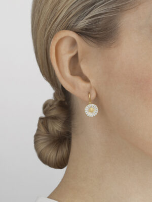 GEORG JENSEN - ØREPYNT, DAISY HENGENDE FORGYLT SØLV MED HVIT EMALJE - STYLING