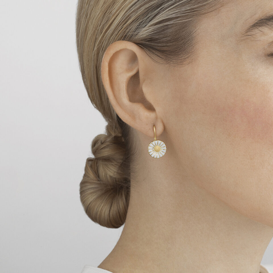 GEORG JENSEN - ØREPYNT, DAISY HENGENDE FORGYLT SØLV MED HVIT EMALJE - STYLING