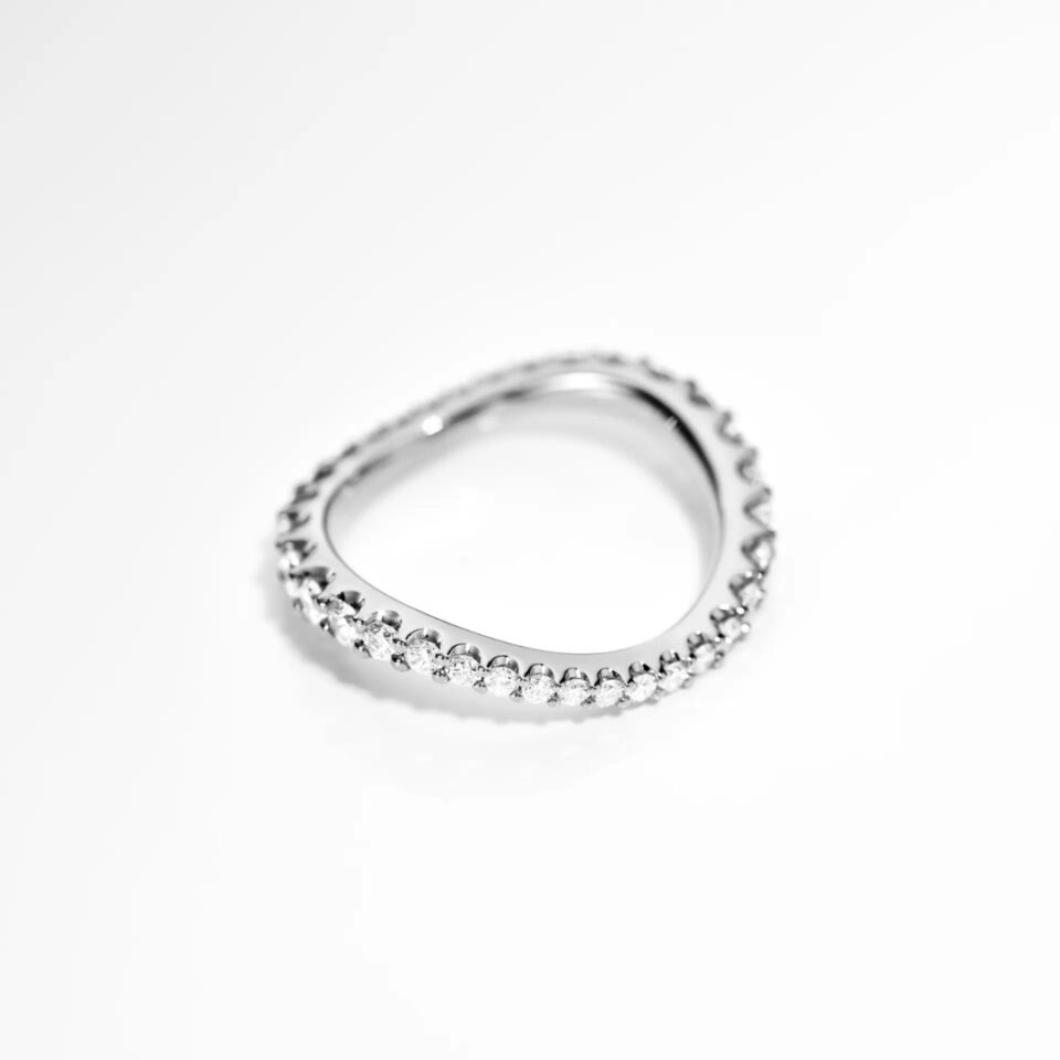 Ring, Love Bands buet bred hvitt gull 0,90-1,00 ct TW.VS.