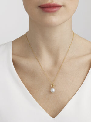 GEORG JENSEN - HALSKJEDE, MAGIC ANHENG MED PERLER OG DIAMANTER 0,04 CT. GULT GULL - STYLING