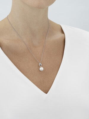 GEORG JENSEN - HALSKJEDE, MAGIC ANHENG MED PERLE OG DIAMANTER 0,04 CT. HVITT GULL - STYLING